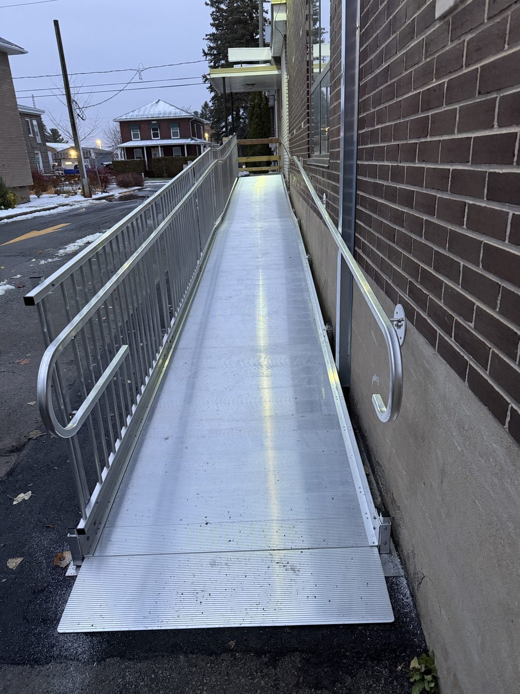 Installation institutionnelle rampe aluminium