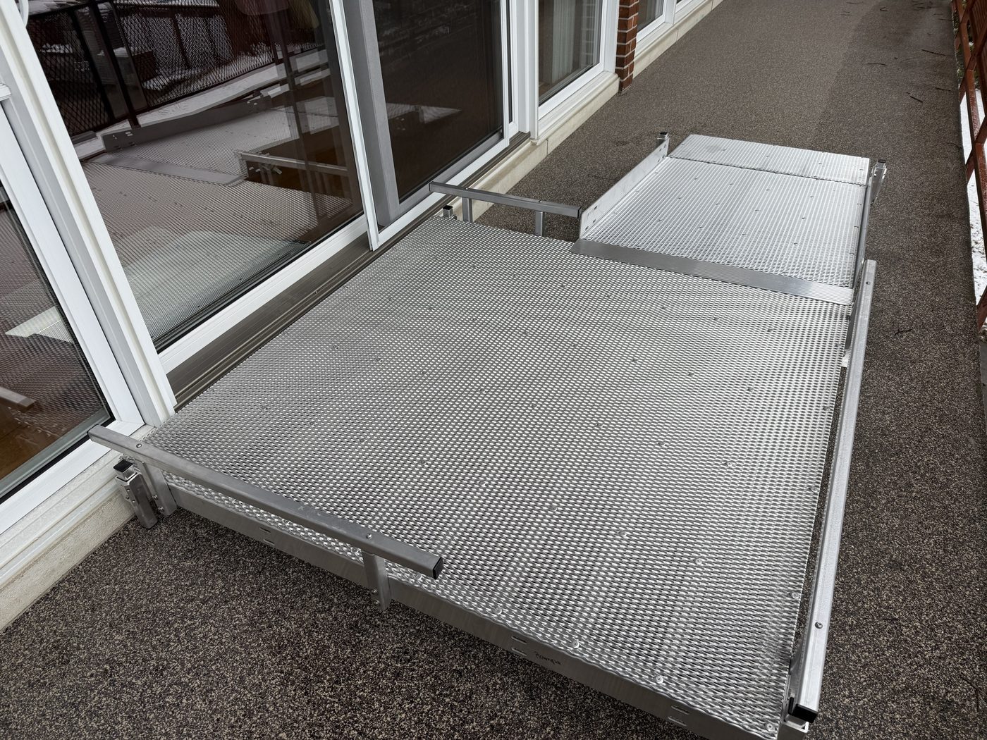 Plateforme balcon avec garde-corps