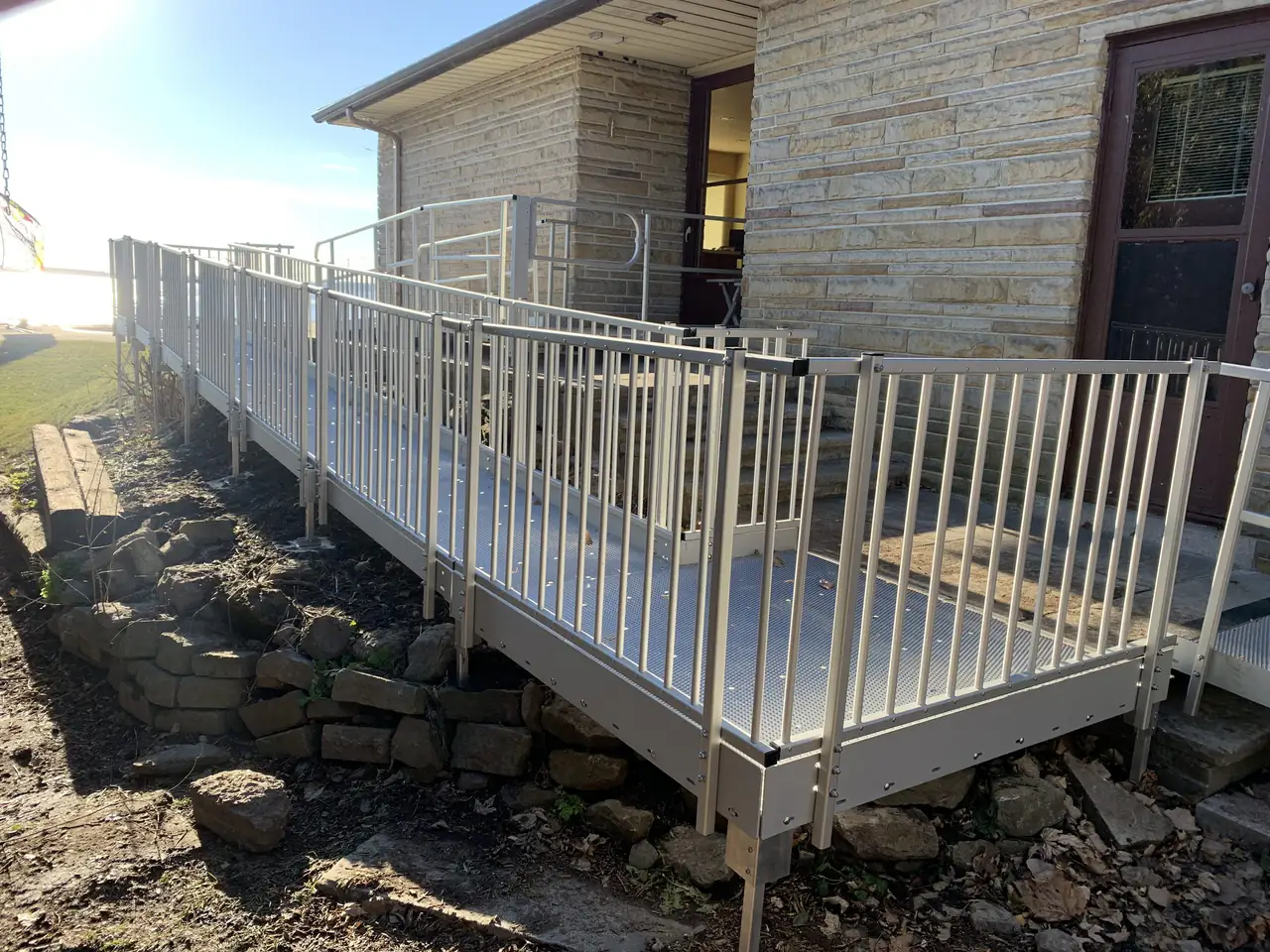 Rampe en L barrotins — façade pierre, aménagement paysager