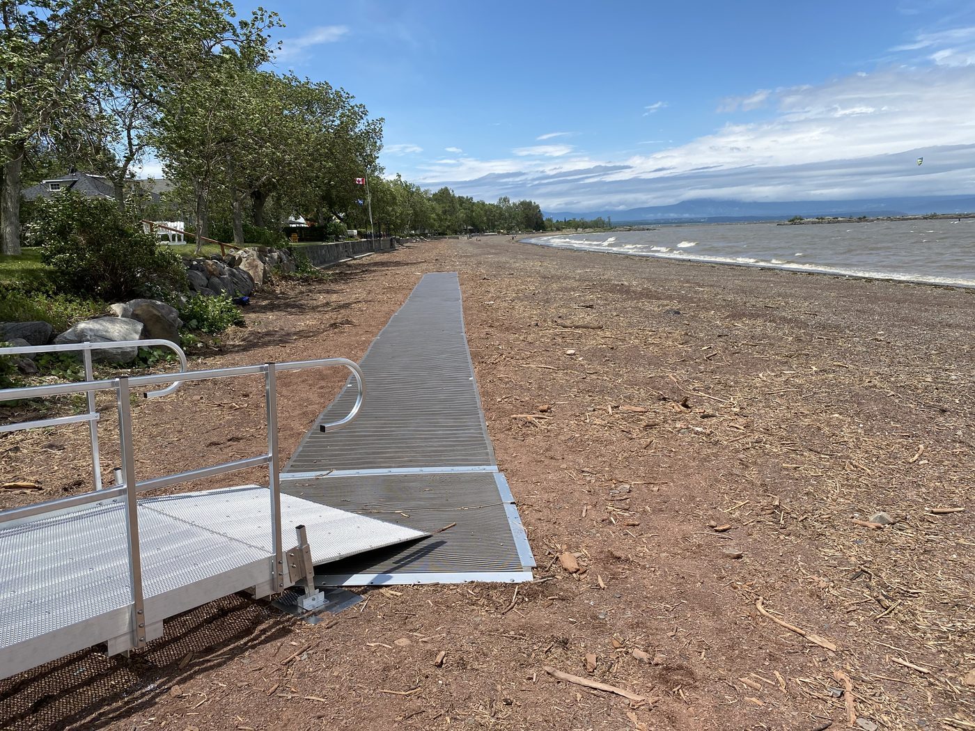 Tapis plage au bord de l'eau