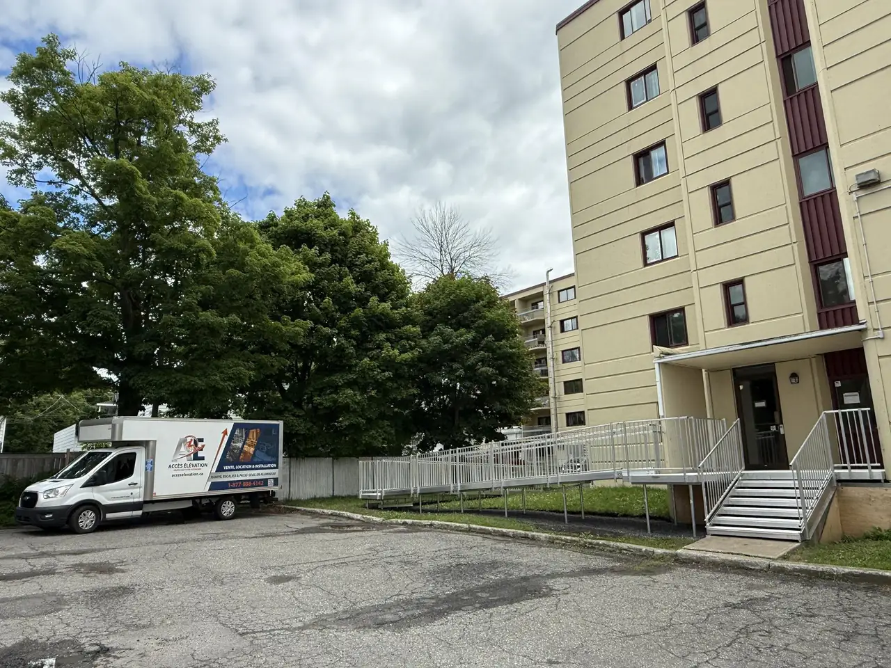 Rampe commerciale sur pieux vissés — Immeuble multilogement, Québec