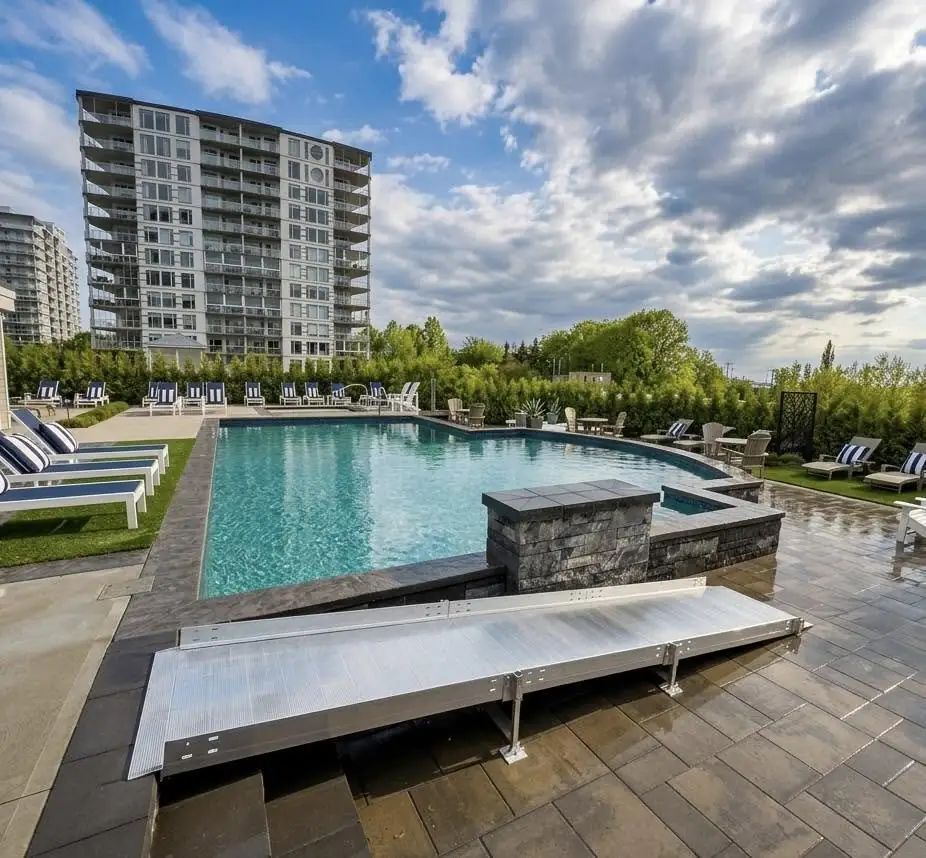 Rampe sur mesure — Accès à la piscine — Complexe de 110 condominiums, Québec