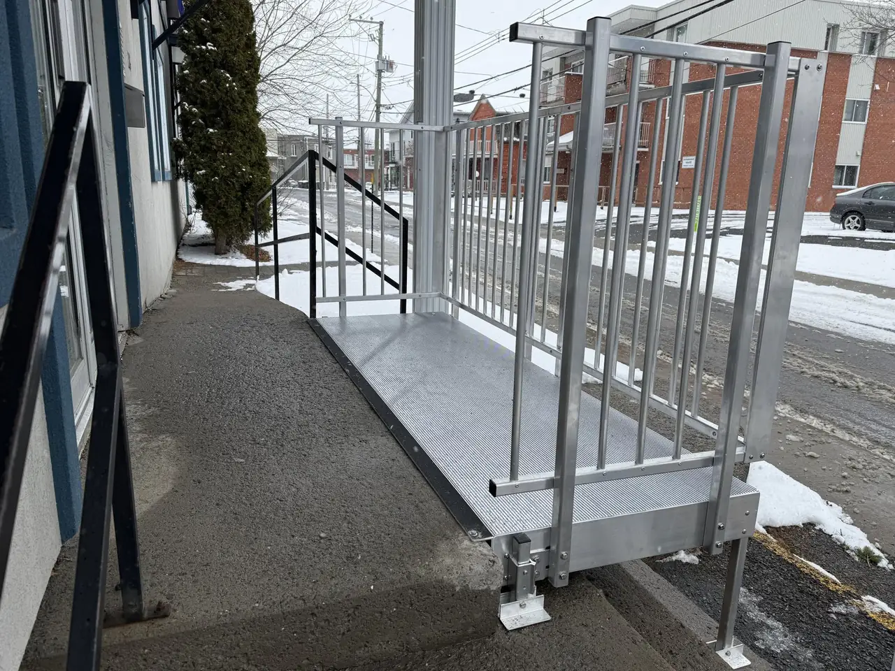 Rampe sur mesure pour balcon d’immeuble — Immeuble résidentiel, Québec