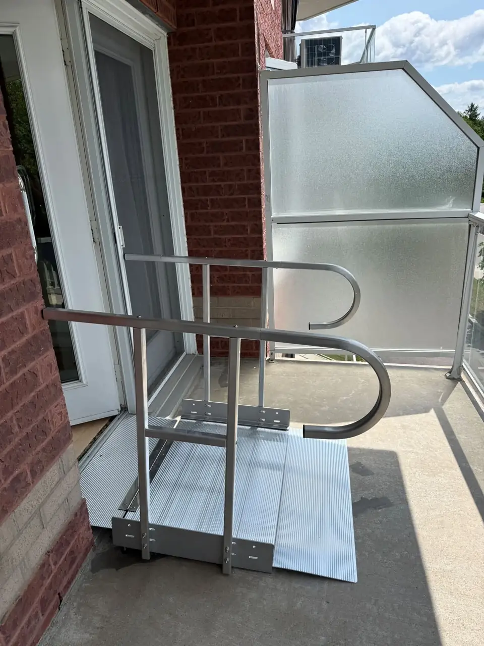 Rampe sur mesure pour balcon de multilogement — Immeuble multilogement, Québec